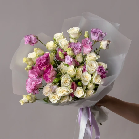 Дуобукет из белой кустовой розы и лавандовой эустомы 