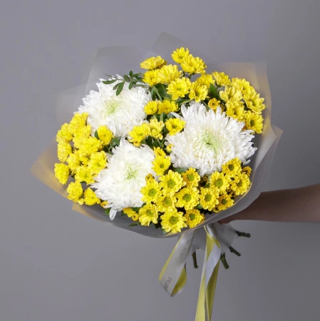 "Дуобукет из желтой сантини и белой одноголовой хризантемы" 