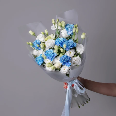 Дуобукет из голубой гвоздики и белой эустомы 