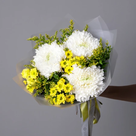 "Триобукет из желтой сантини, солидаго и белой одноголовой хризантемы" 