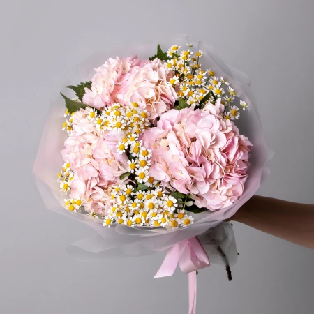 Дуобукет из розовой гортензии и ромашки 