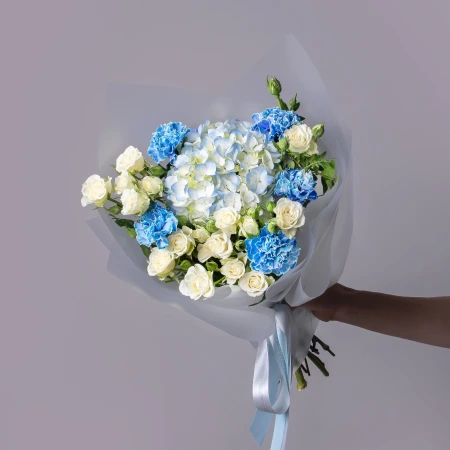 Триобукет из голубой гвоздики, гортензии и белой кустовой розы 