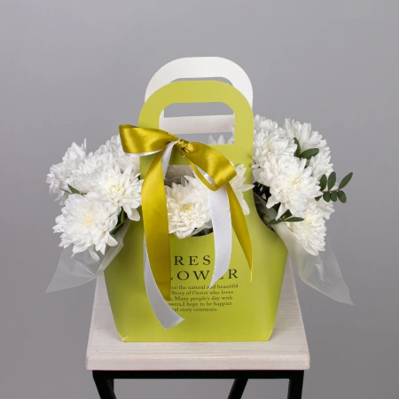 Сумочка зеленая с белой хризантемой 