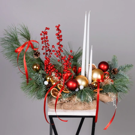 Композиция "Новогодняя с ягодами и свечами" 