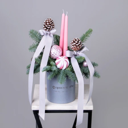 "Новогодняя с розовыми свечами и шишками" 