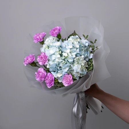 Дуобукет из голубой гортензии и сиреневых диантусов 