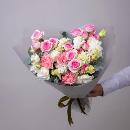 Букет "Валлетта" M из гвоздики и розы 