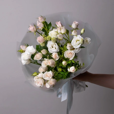 Дуобукет из белой эустомы и кремовой кустовой розы 