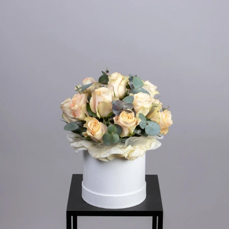 Шляпная коробка "Кремовые Розы" (15 роз) 