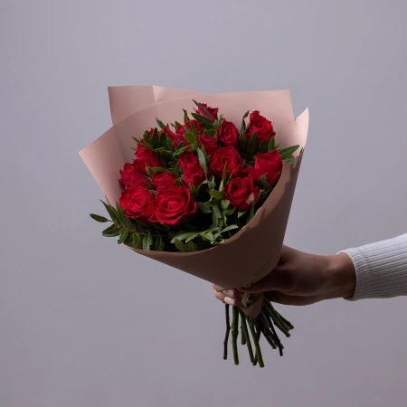 Розы ПРОМО с фисташкой, красные, 15 стеблей 