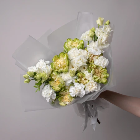 Триобукет из розы Вегги,белых диантусов и эустомы 