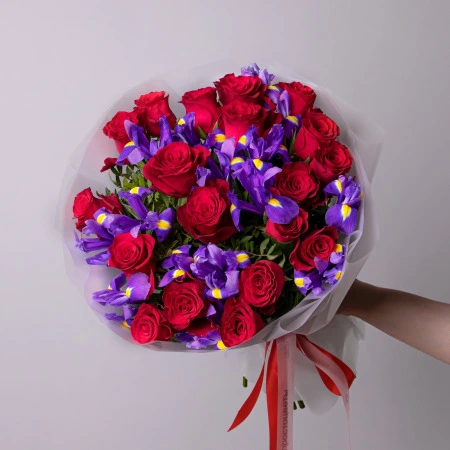 Дуобукет из красной розы и синего ириса 