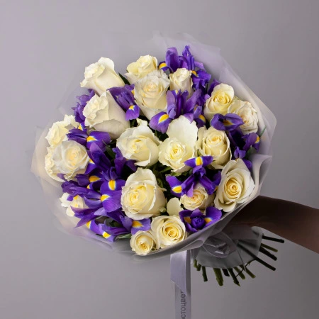 Дуобукет из белой розы и синего ириса 