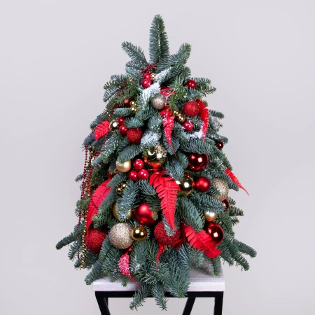 "Новогодняя Ель Красная L" из нобилиса с игрушками 