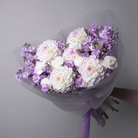 Триобукет из георгин, маттиолы и диантусов 