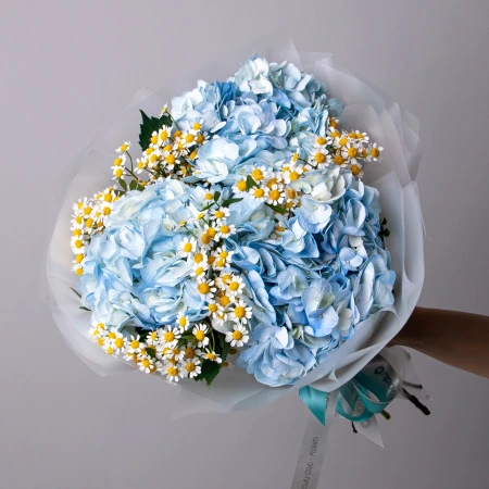 Дуобукет из голубой гортензии и ромашки 