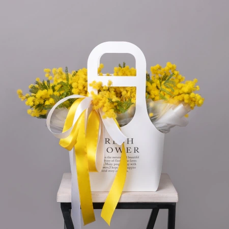 Сумочка белая с мимозой 