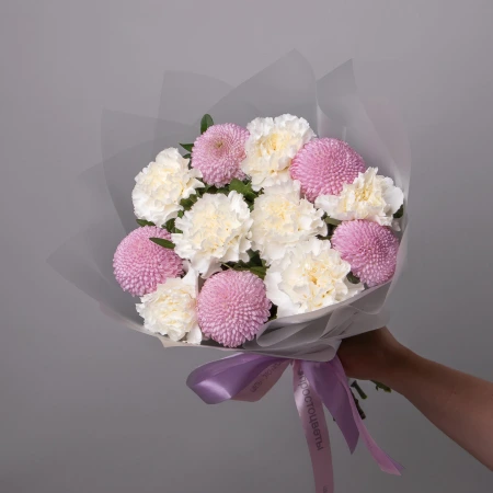 Дуобукет из белой гвоздики и сиреневой хризантемы 