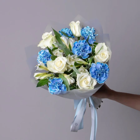 Триобукет из голубой гвоздики, белой розы и альстромерии 