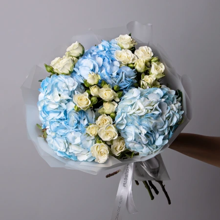 Дуобукет из голубой гортензии и кустовой розы 