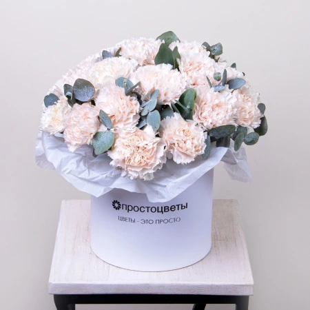 Шляпная коробка "Кремовые Диантусы" М 