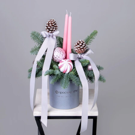 "Новогодняя с розовыми свечами и шишками" 