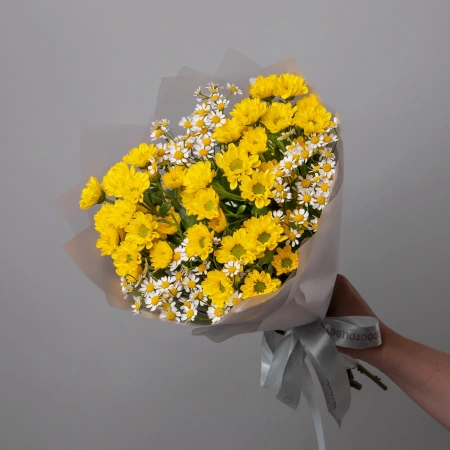 Дуобукет из желтой кустовой хризантемы и ромашки 