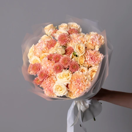 Триобукет из крашеной гвоздики, кустовой розы и хризантемы сантини 