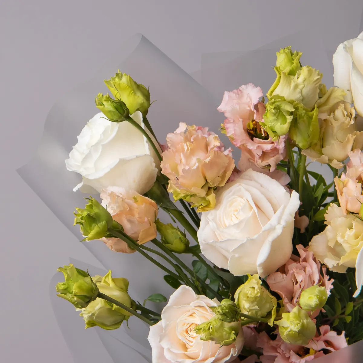 Флористический букет "Дуобукет из кремовой эустомы и белой розы"_3