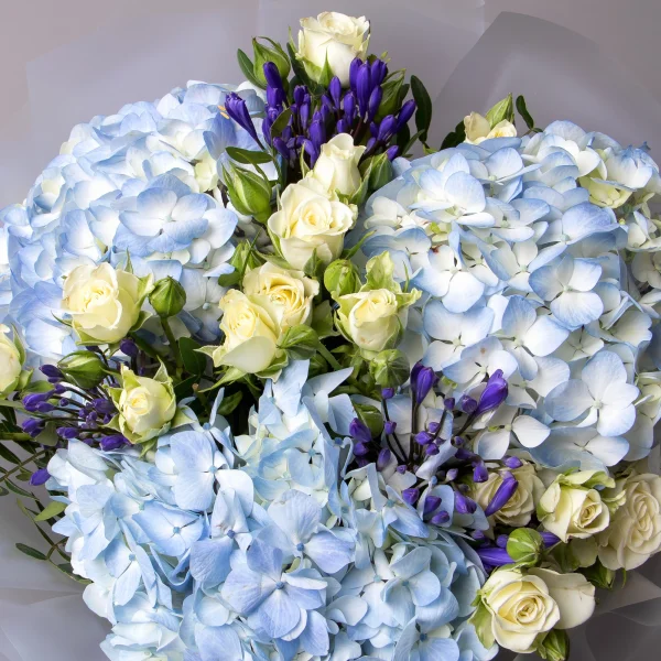 Флористический букет "Триобукет из голубой гортензии, белой кустовой розы и агапантуса"4