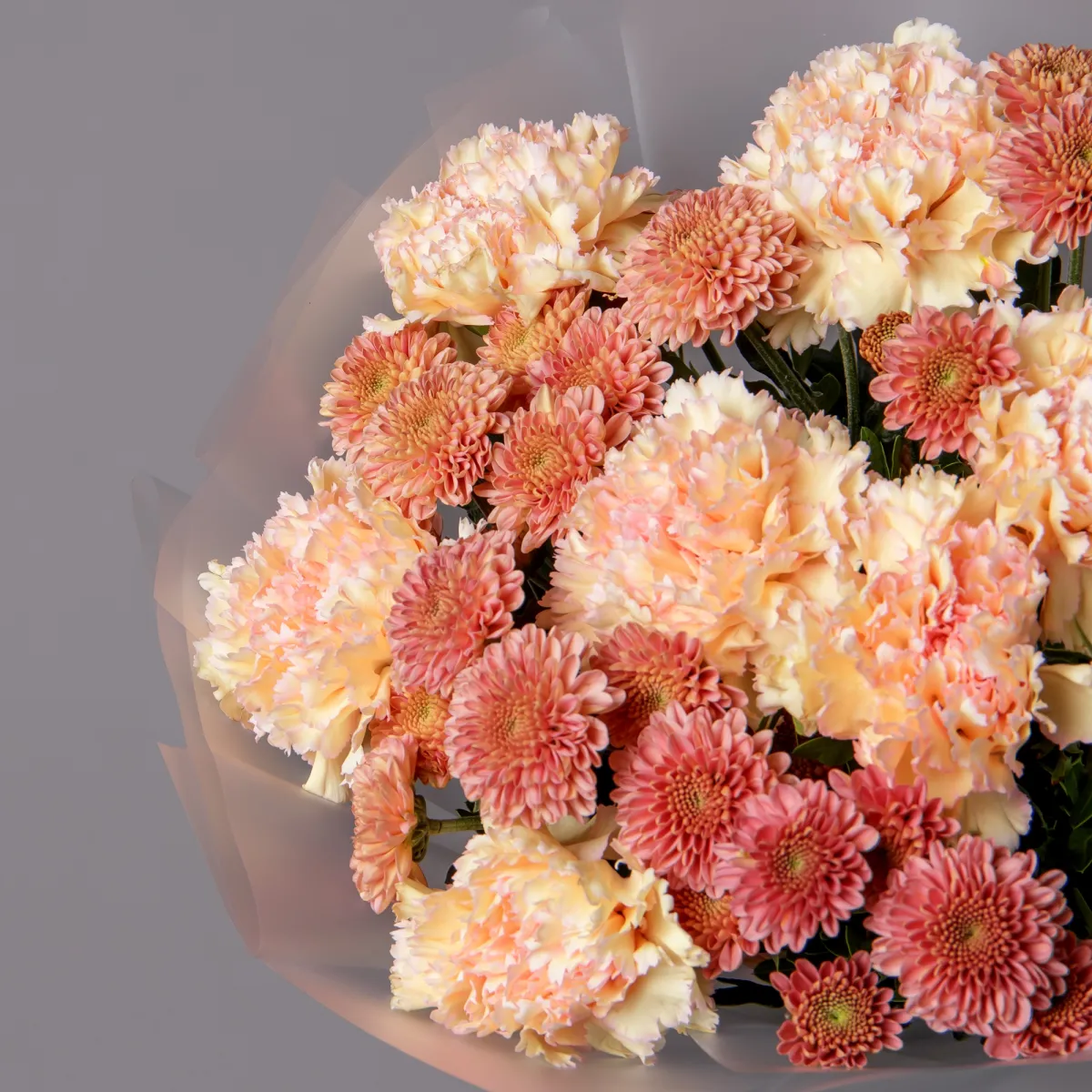 Флористический букет "Дуобукет из крашеной гвоздики и хризантемы сантини"_3