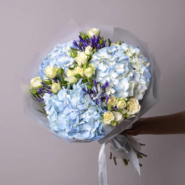 Флористический букет "Триобукет из голубой гортензии, белой кустовой розы и агапантуса"1