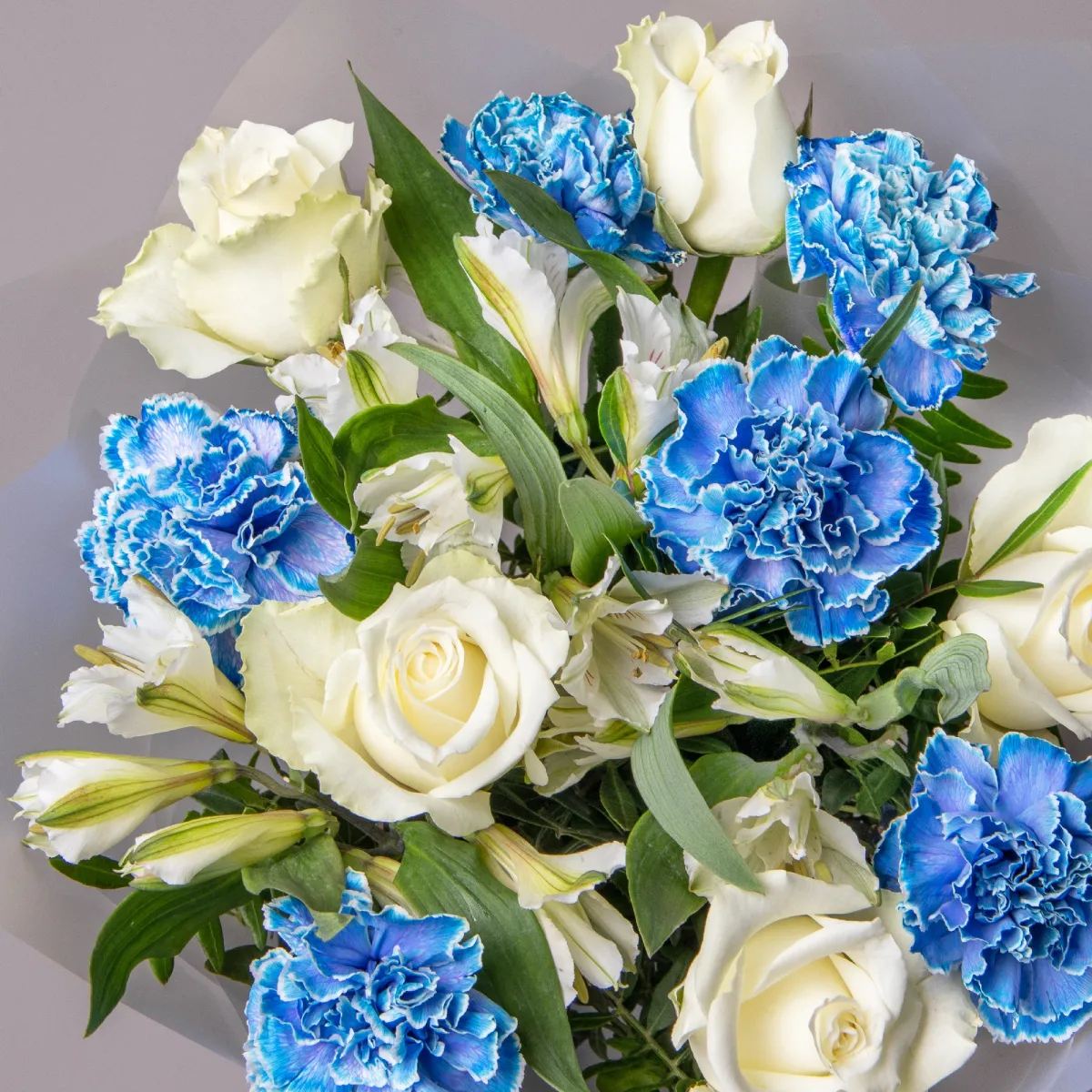 Флористический букет "Триобукет из голубой гвоздики, белой розы и альстромерии"_4