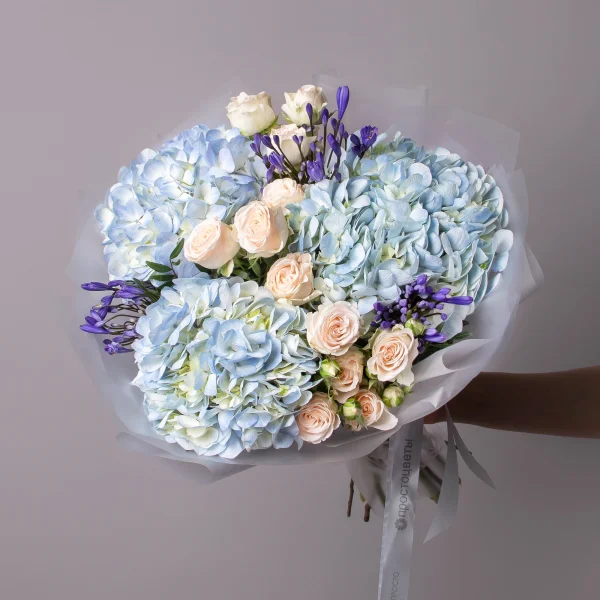 Флористический букет "Триобукет из голубой гортензии, кремовой кустовой розы и агапантуса"_1