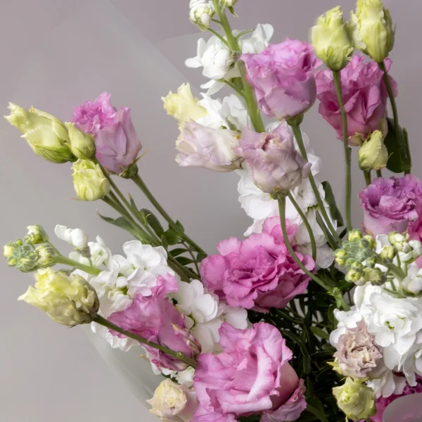 Флористический букет "Дуобукет из лавандовой эустомы и белой маттиолы"_4