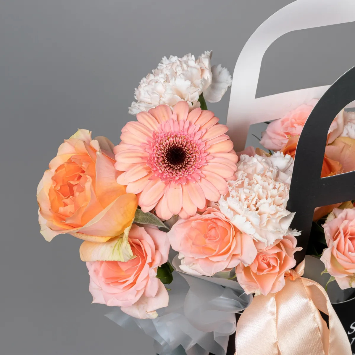 Композиция "Сумочка с кремовой герберой"_3