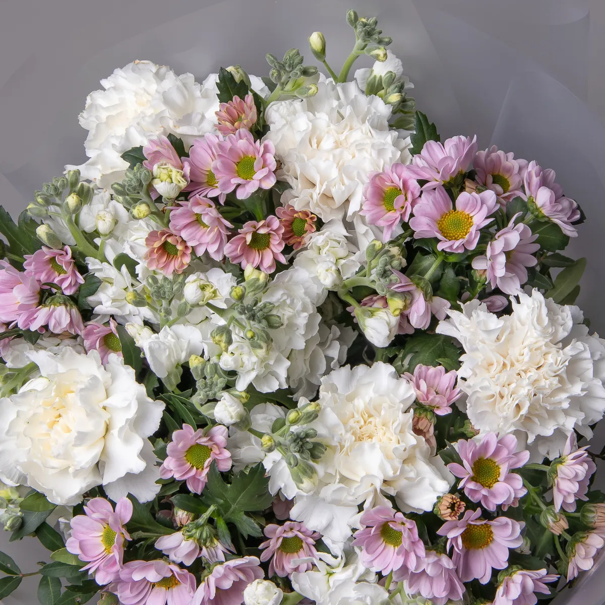 Флористический букет "Триобукет из белых гвоздик, маттиолы и кустовой хризантемы"_4