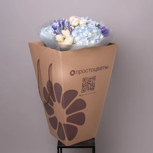 Флористический букет "Триобукет из голубой гортензии, кремовой кустовой розы и агапантуса"5