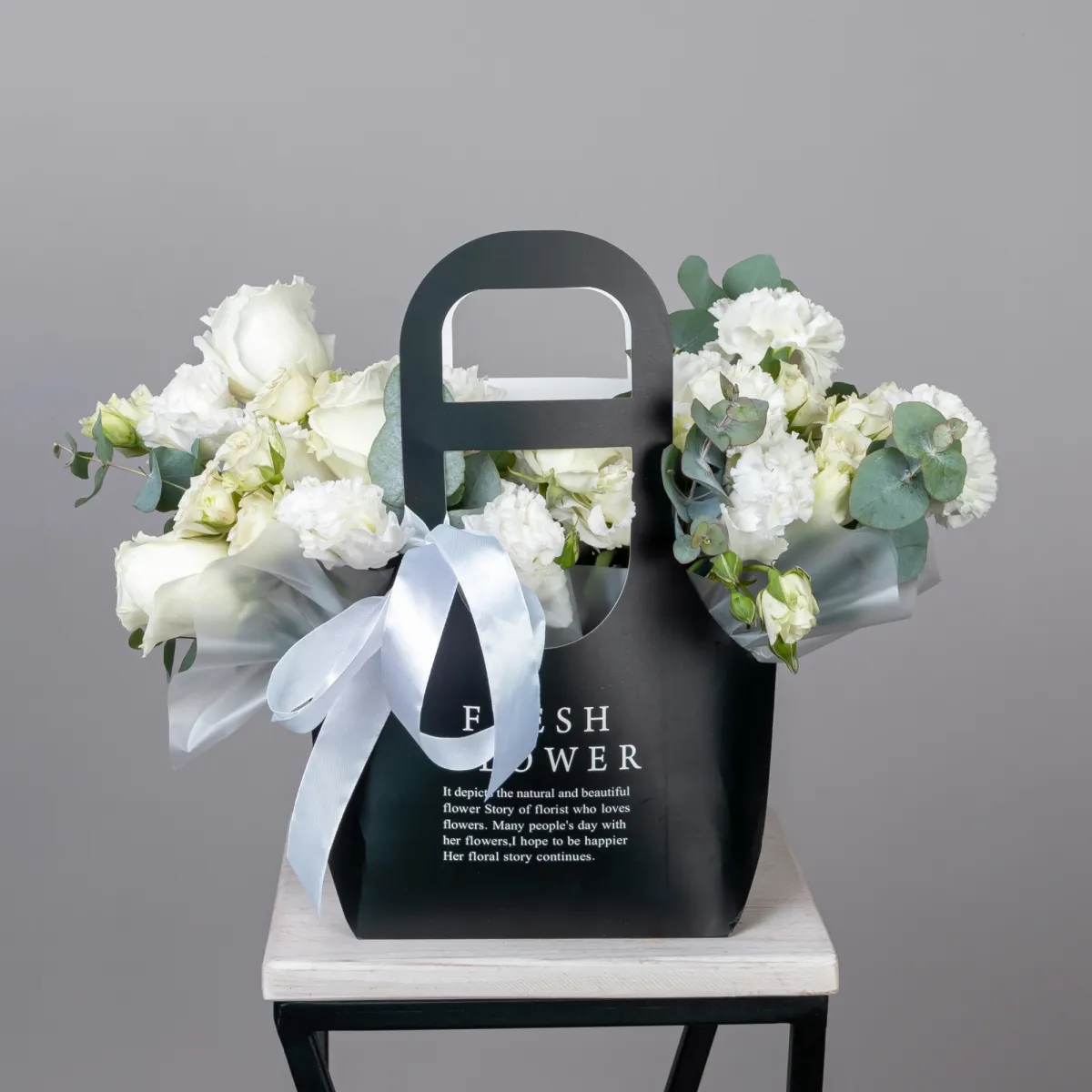 Композиция "Сумочка с белой эустомой и кустовой розой"_1