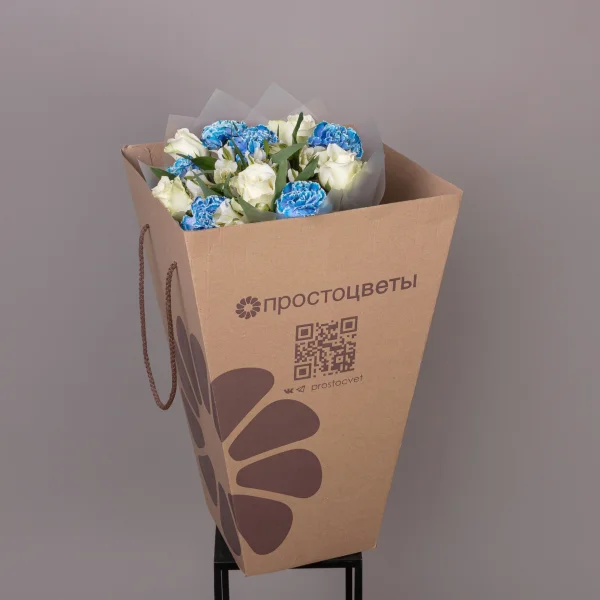 Флористический букет "Триобукет из голубой гвоздики, белой розы и альстромерии"_5