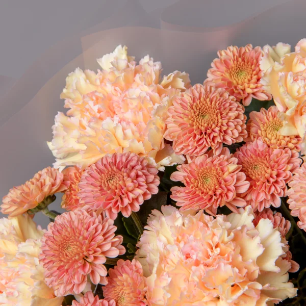 Флористический букет "Дуобукет из крашеной гвоздики и хризантемы сантини"_4