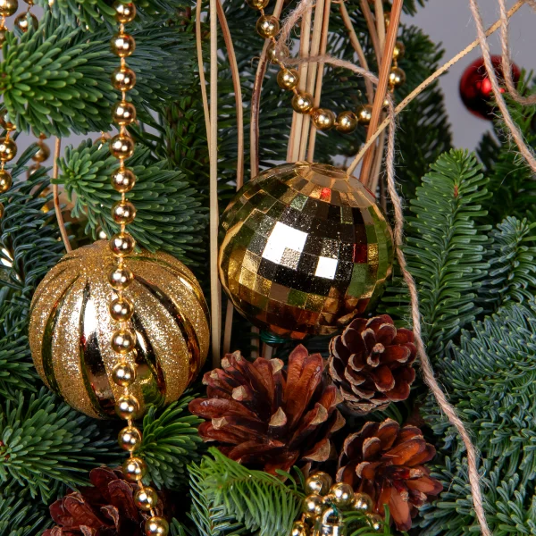 Композиция "Новогодняя с золотыми бусами в красном кашпо"_5