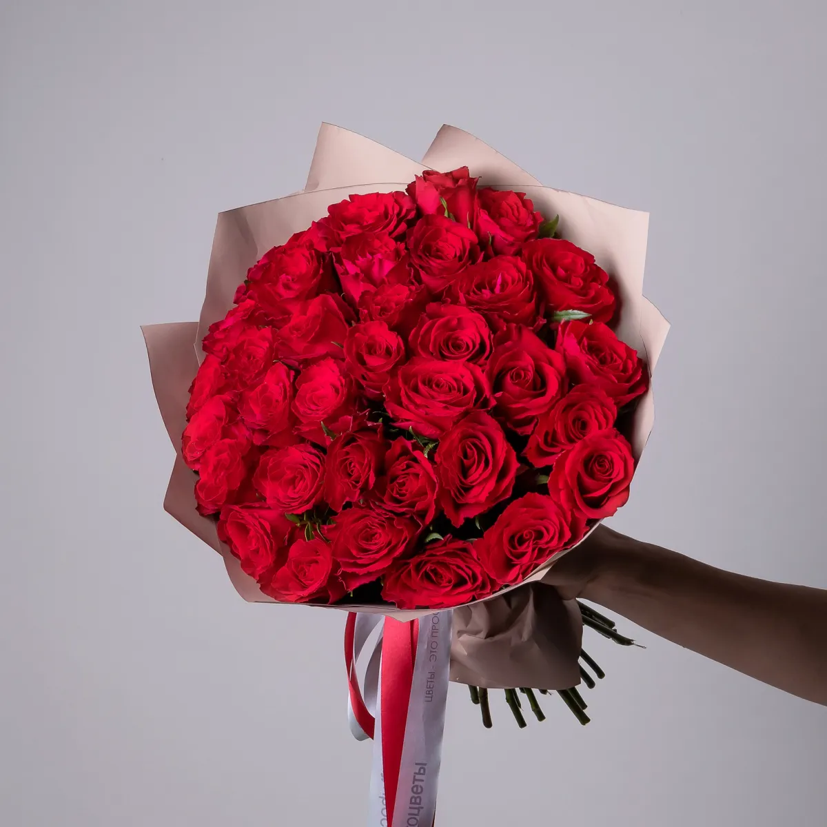Флористический букет «Розы ПРОМО с фисташкой, красные, 35 стеблей»_1