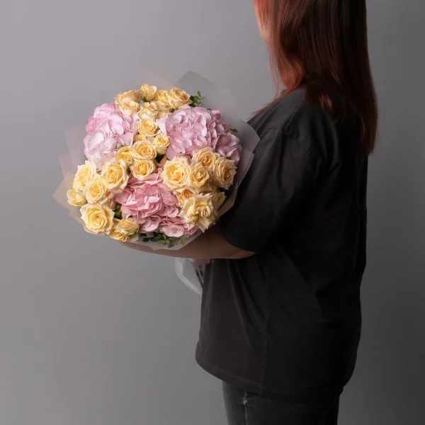 Флористический букет "Дуобукет из розовой гортензии и кустовой розы"_2