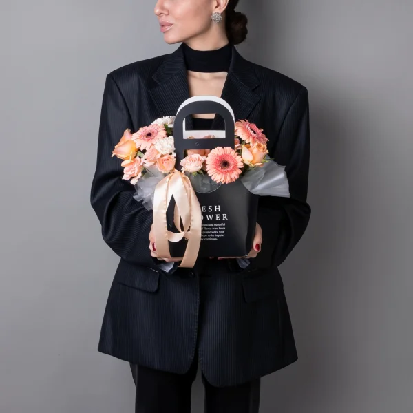 Композиция "Сумочка с кремовой герберой"_2