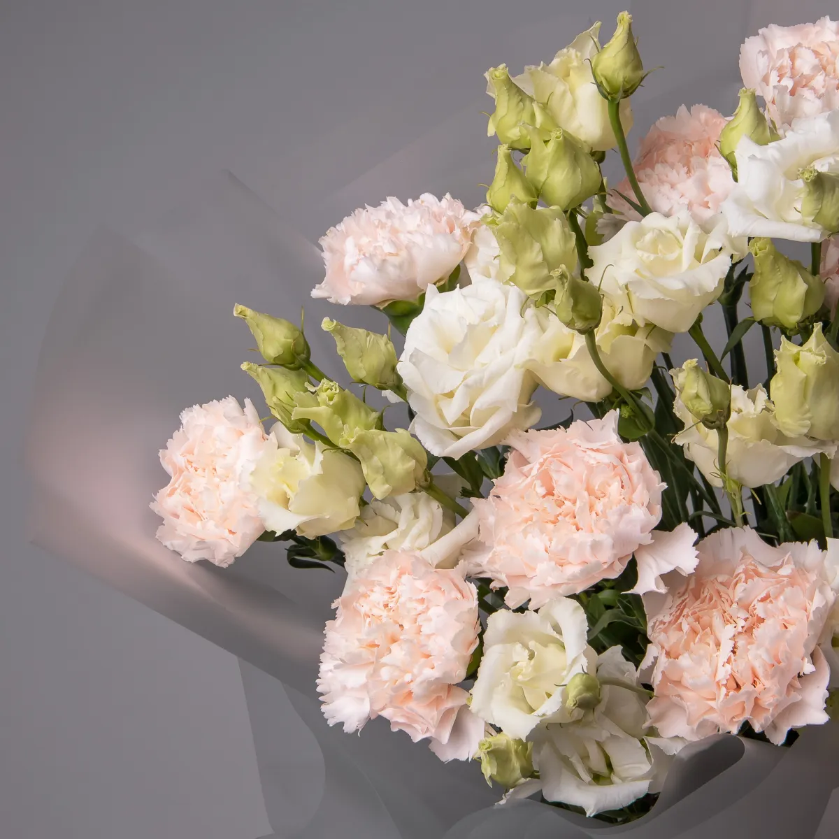 Флористический букет "Дуобукет из белой эустомы и кремовой гвоздики"_3