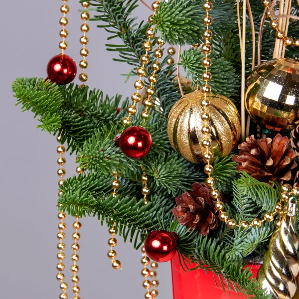 Композиция "Новогодняя с золотыми бусами в красном кашпо"_6