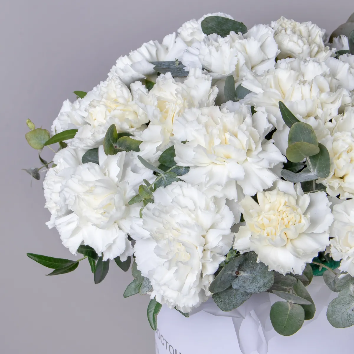 Композиция "Шляпная коробка Белые Диантусы" М_3