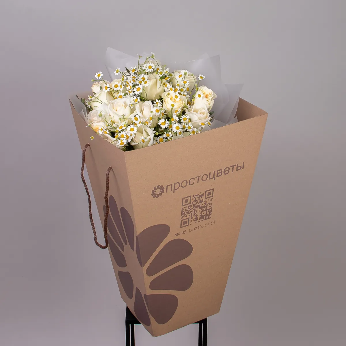 Флористический букет "Триобукет из пионовидных роз и ромашки"_5