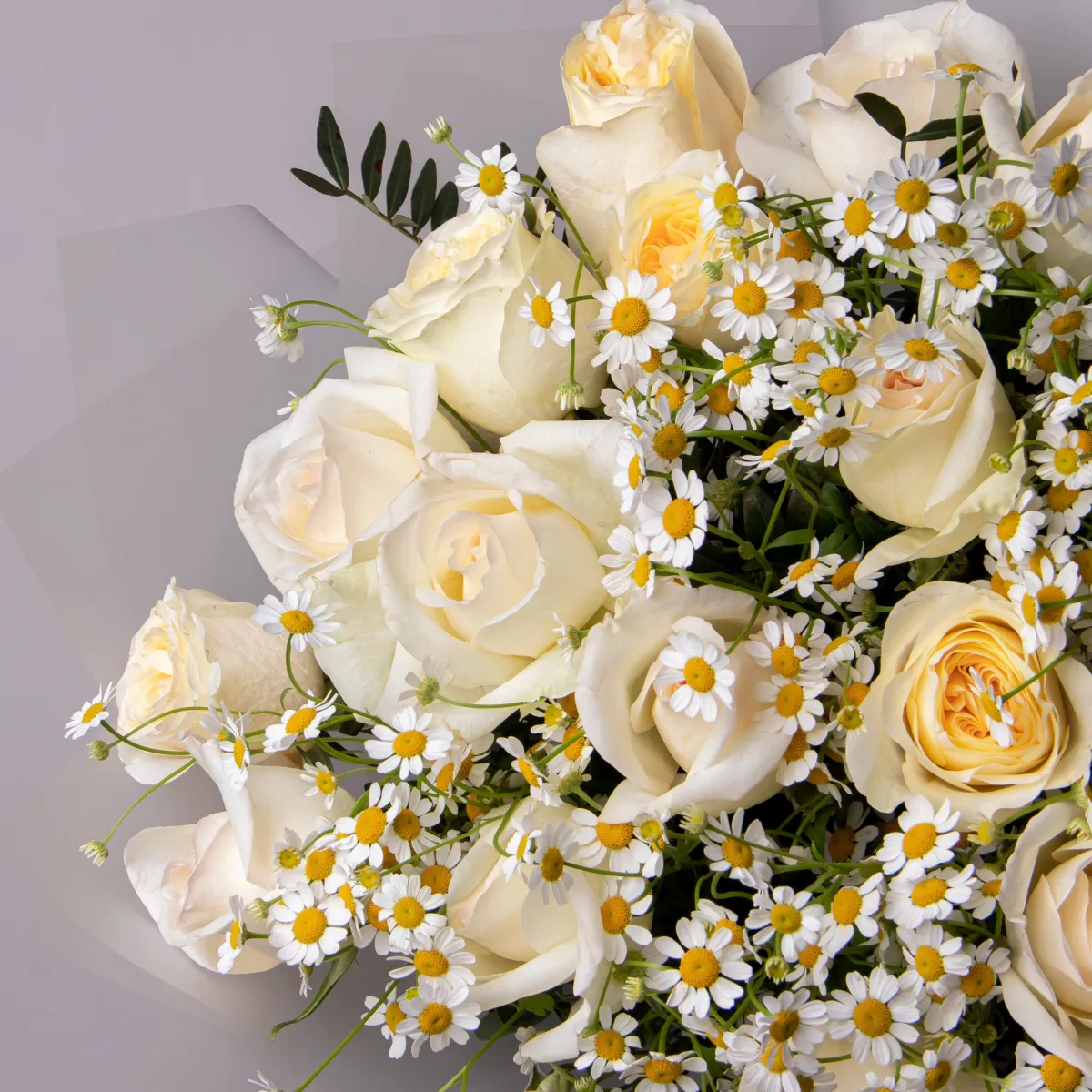 Флористический букет "Триобукет из пионовидных роз и ромашки"_3